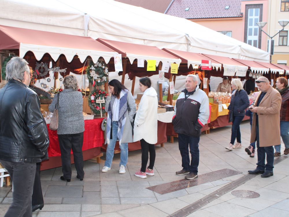 Svatomartinskou ochutnávku vín obohatil velký trh regionálních produktů